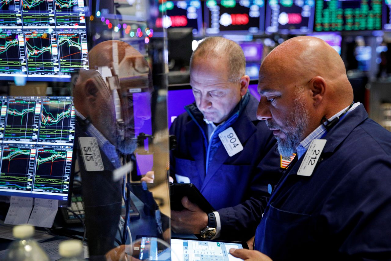 FILE PHOTO: Traders work on the floor of the New York Stock Exchange (NYSE) in New York City, U.S., November 29, 2021.  REUTERS/Brendan McDermid/File Photo