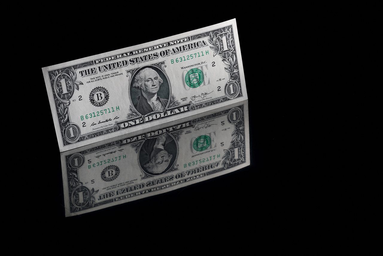 FILE PHOTO: A U.S. one dollar banknote is seen in this illustration taken November 23, 2021. REUTERS/Murad Sezer/Illustration/File Photo