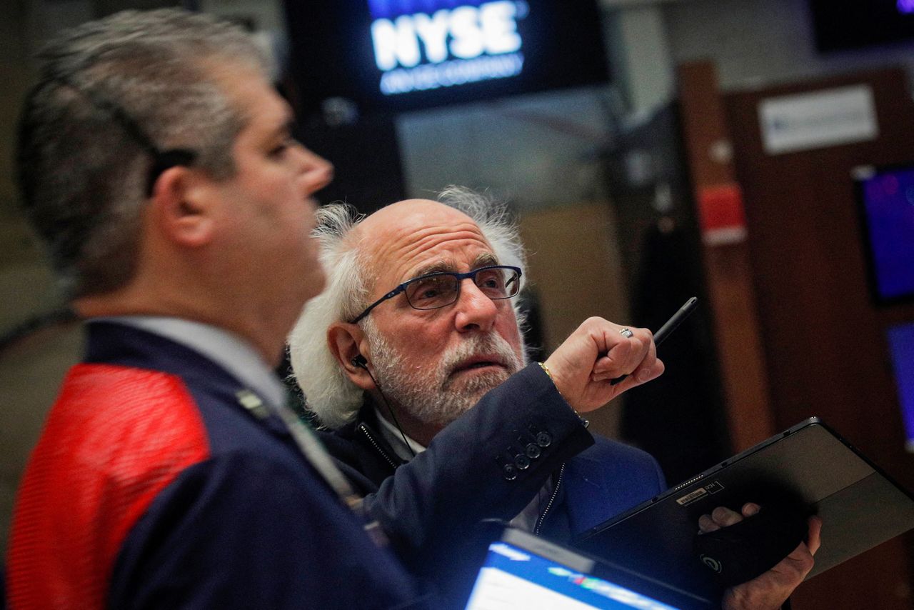 Traders work on the floor of the New York Stock Exchange (NYSE) in New York City, U.S., December 13, 2021.  REUTERS/Brendan McDermid