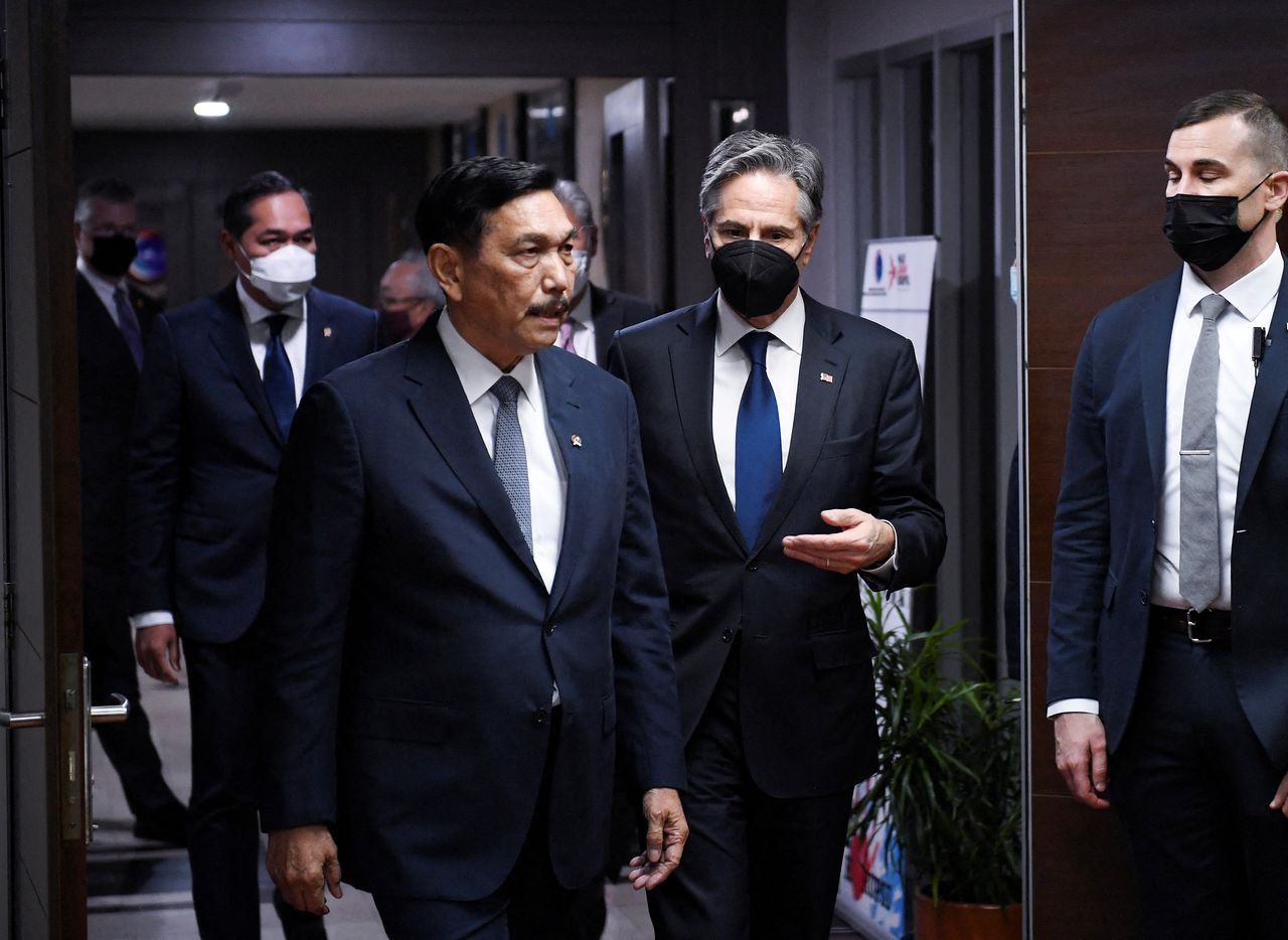 U.S. Secretary of State Antony Blinken and Coordinating Minister for Maritime Affairs and Investment Luhut Binsar Pandjaitan arrive for a meeting at the Coordinating Ministry for Maritime Affairs and Investment in Jakarta, Indonesia December 14, 2021. Olivier Douliery/Pool via REUTERS
