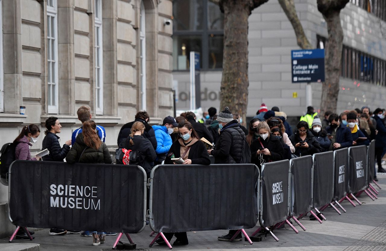 People queue to receive COVID-19 vaccinations and booster doses amid the spread of the coronavirus (COVID-19) disease at a walk-in clinic at the Science Museum in London, Britain, December 16, 2021. REUTERS/Toby Melville