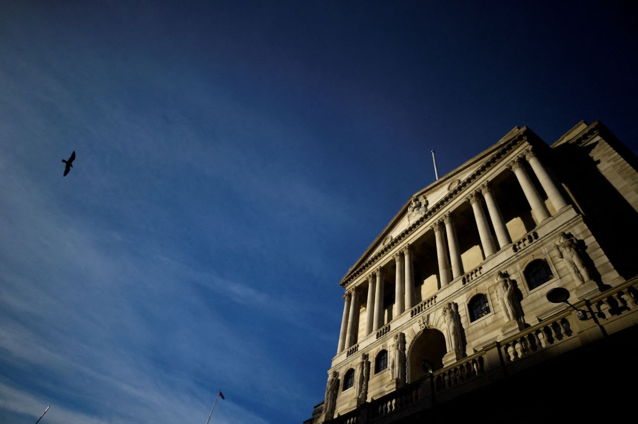 FILE PHOTO: A bird flies past The Bank of England in the City of London, Britain, December 12, 2017. REUTERS/Clodagh Kilcoyne/File Photo
