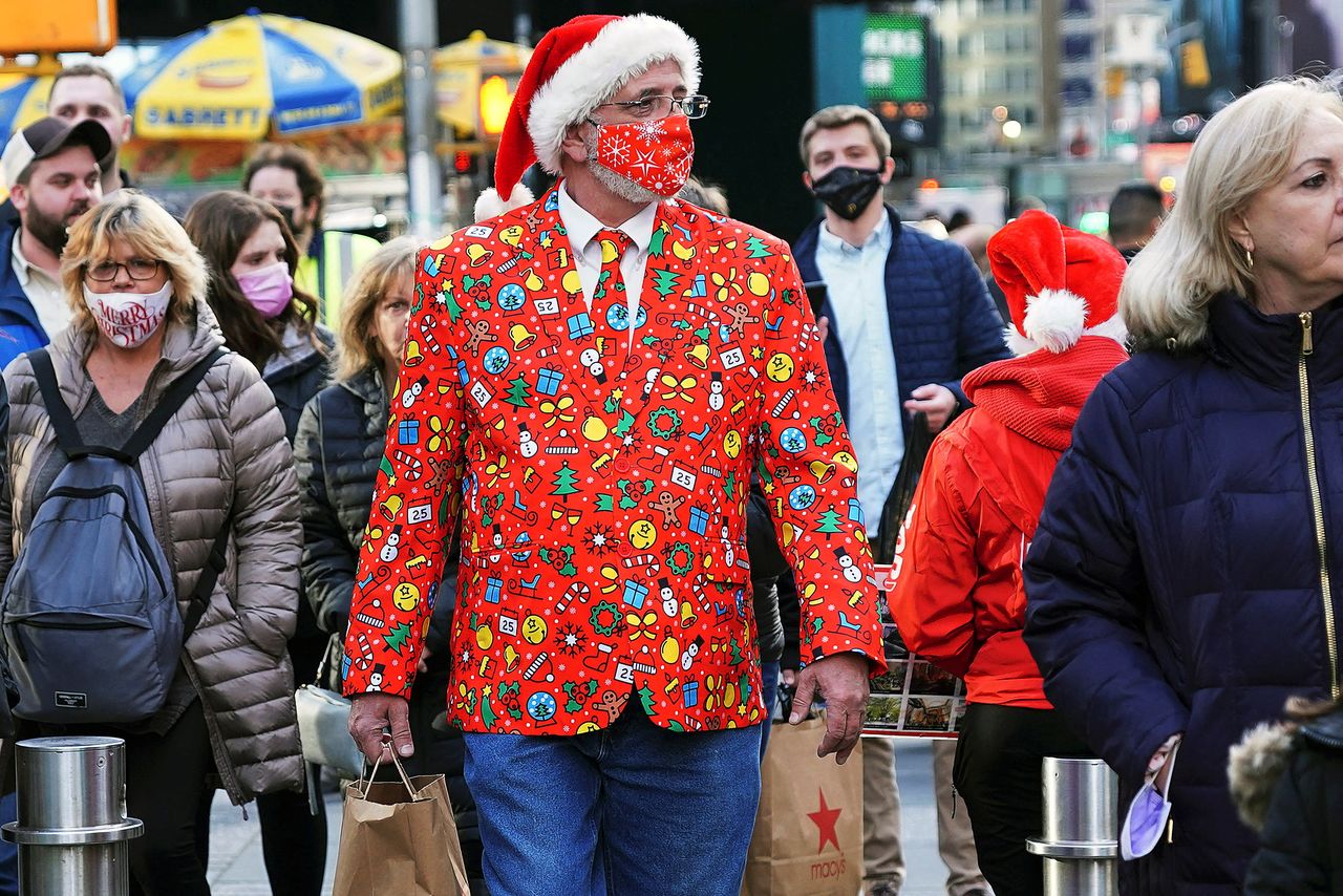 A man wearing a festive attire and a mask walks through Times Square during the coronavirus disease (COVID-19) pandemic in the Manhattan borough of New York City, New York, U.S., December 17, 2021. REUTERS/Carlo Allegri
