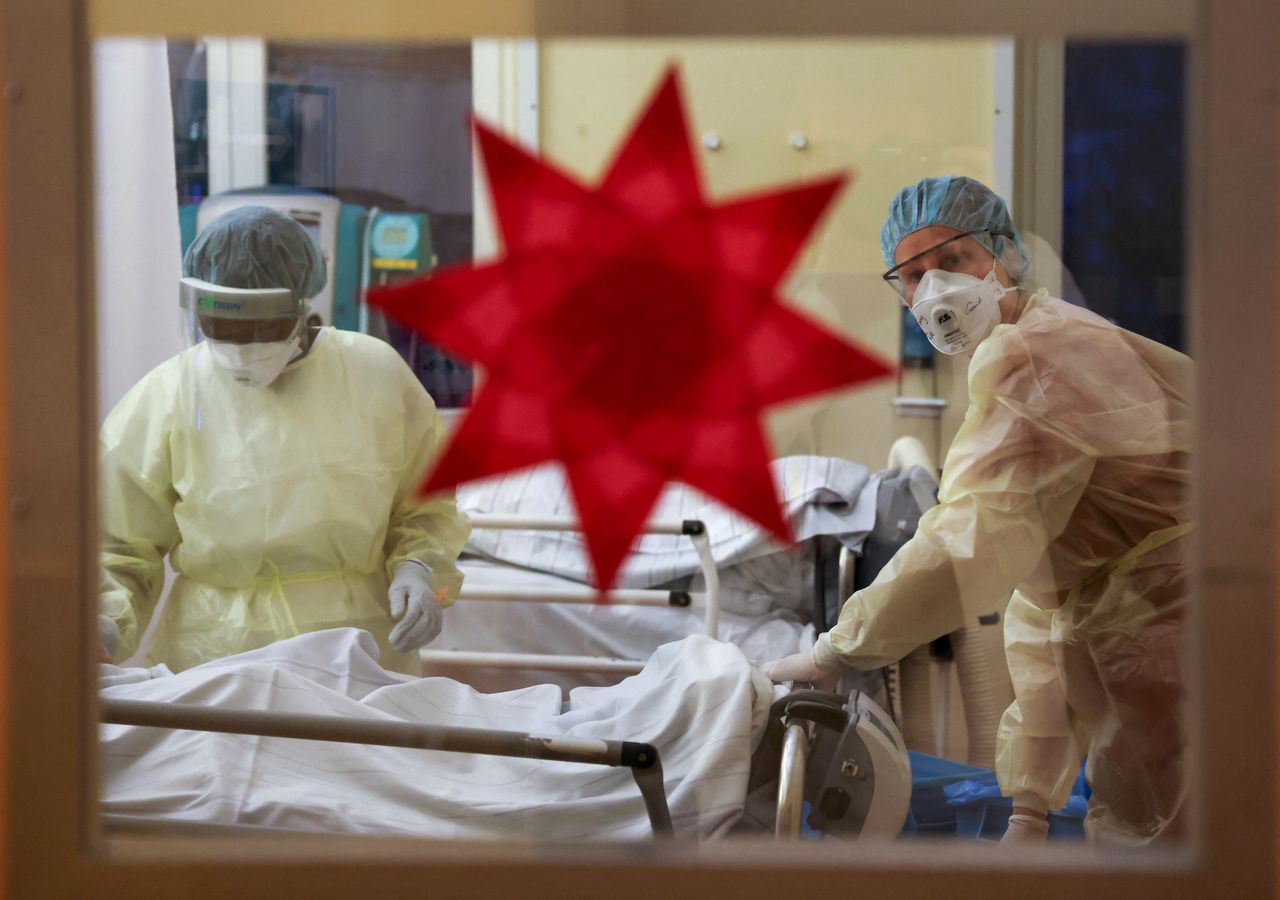 FILE PHOTO: Christmas decoration is pictured on a window as members of the medical staff in protective suits treat a patient suffering from the coronavirus disease (COVID-19) in the Intensive Care Unit (ICU) at Havelhoehe Community Hospital in Berlin, Germany, December 6, 2021. REUTERS/Fabrizio Bensch