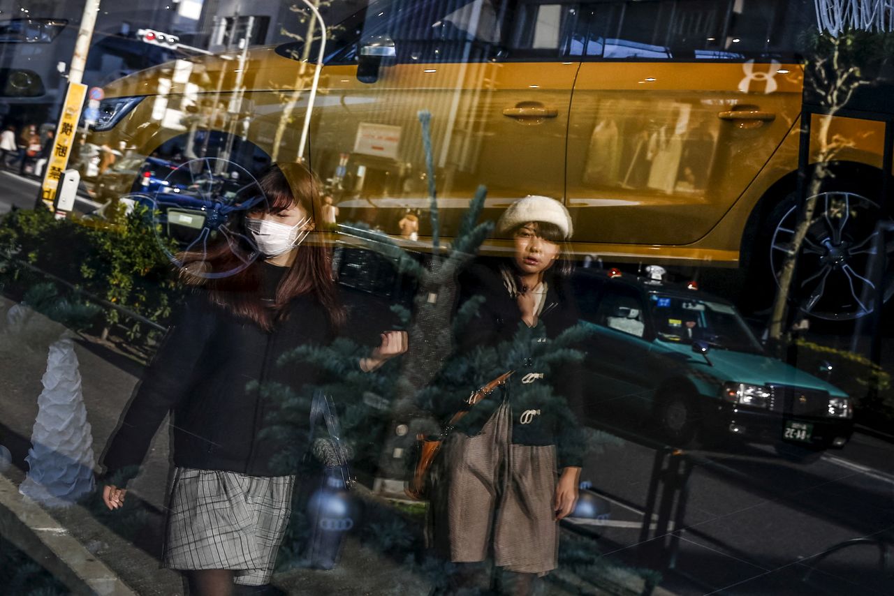 FILE PHOTO: Women walk in a shopping district in Tokyo, Japan, December 25, 2015. REUTERS/Thomas Peter