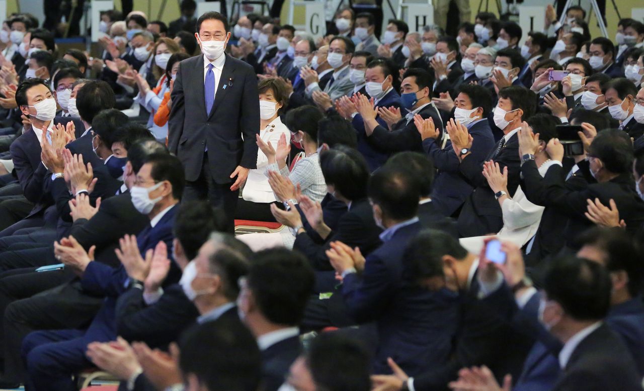 Kishida Fumio (standing left of center) after the announcement of his election as leader of the Liberal Democratic Party in Tokyo on September 29, 2021. (© Jiji)