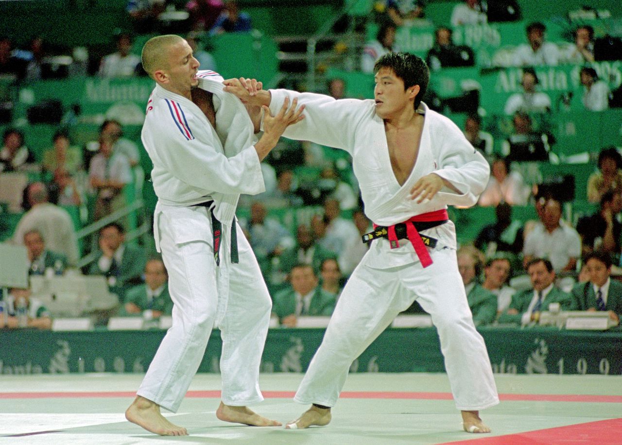 Koga Toshihiko, at right, grapples with France’s Djamel Bouras in the gold-medal match on July 23, 1996, at the Atlanta Olympics. (© Jiji) 