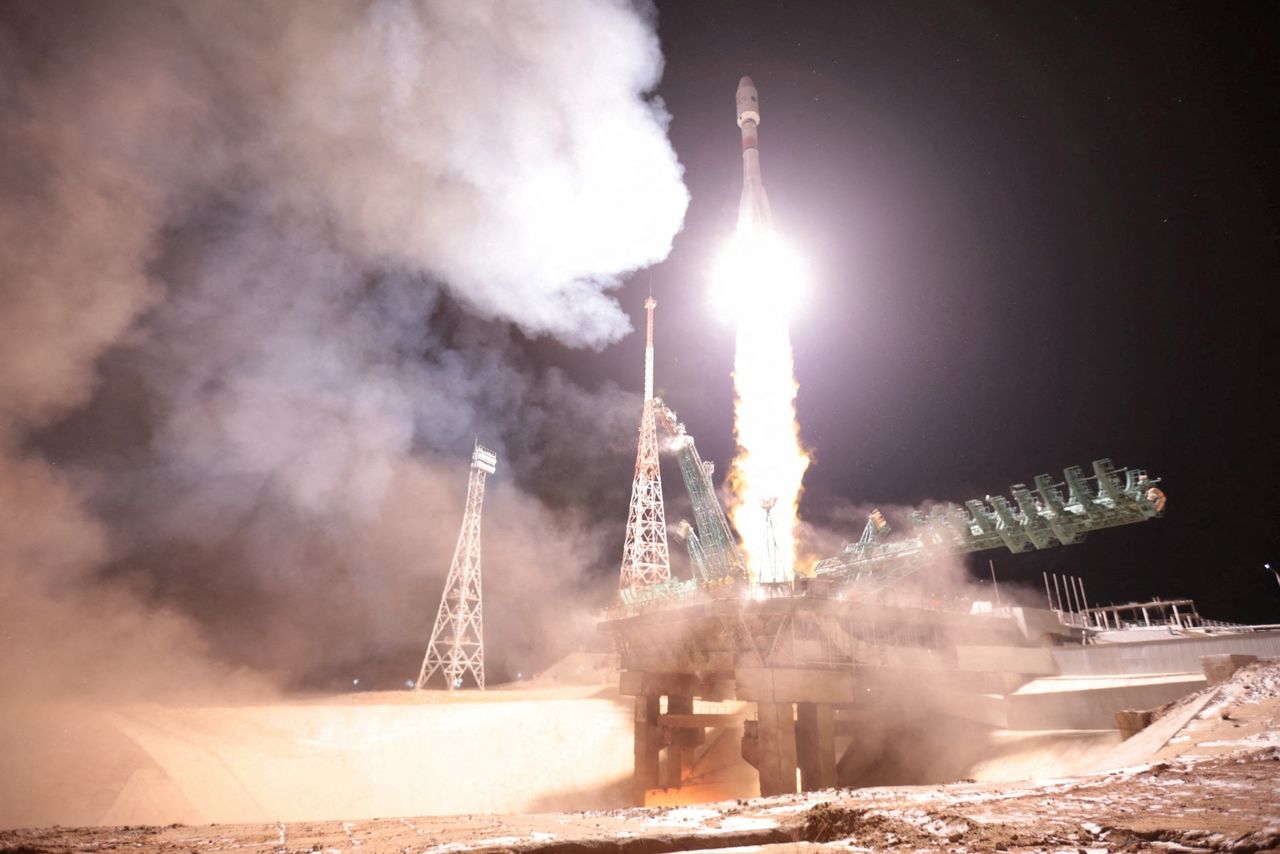 A Soyuz-2.1b rocket booster with a Fregat upper stage and satellites of British firm OneWeb blasts off from a launchpad at the Baikonur Cosmodrome, Kazakhstan December 27, 2021. Roscosmos/Handout via REUTERS