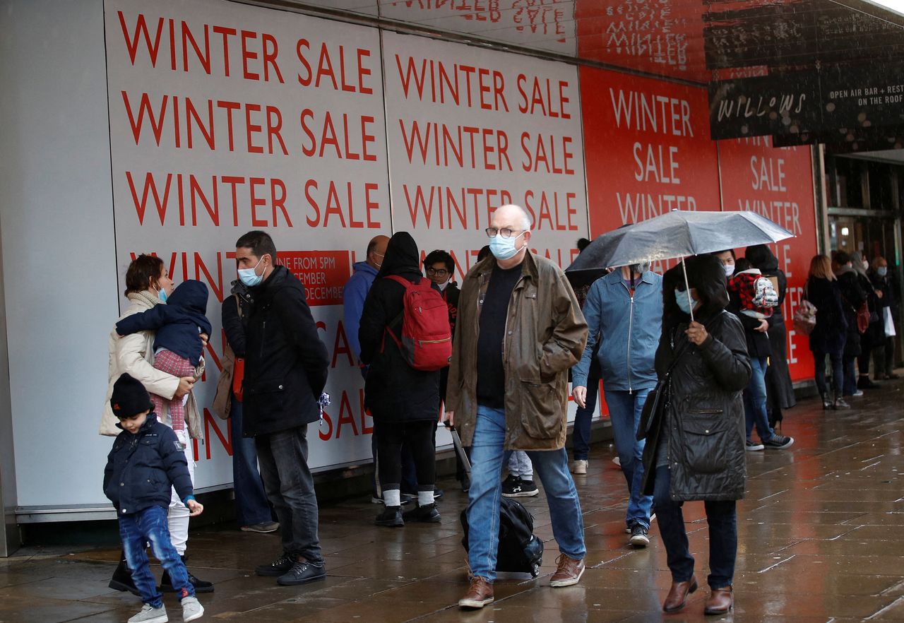 People queue outside a John Lewis store announcing a seasonal sale, in London, Britain, December 27, 2021.  REUTERS/Peter Nicholls