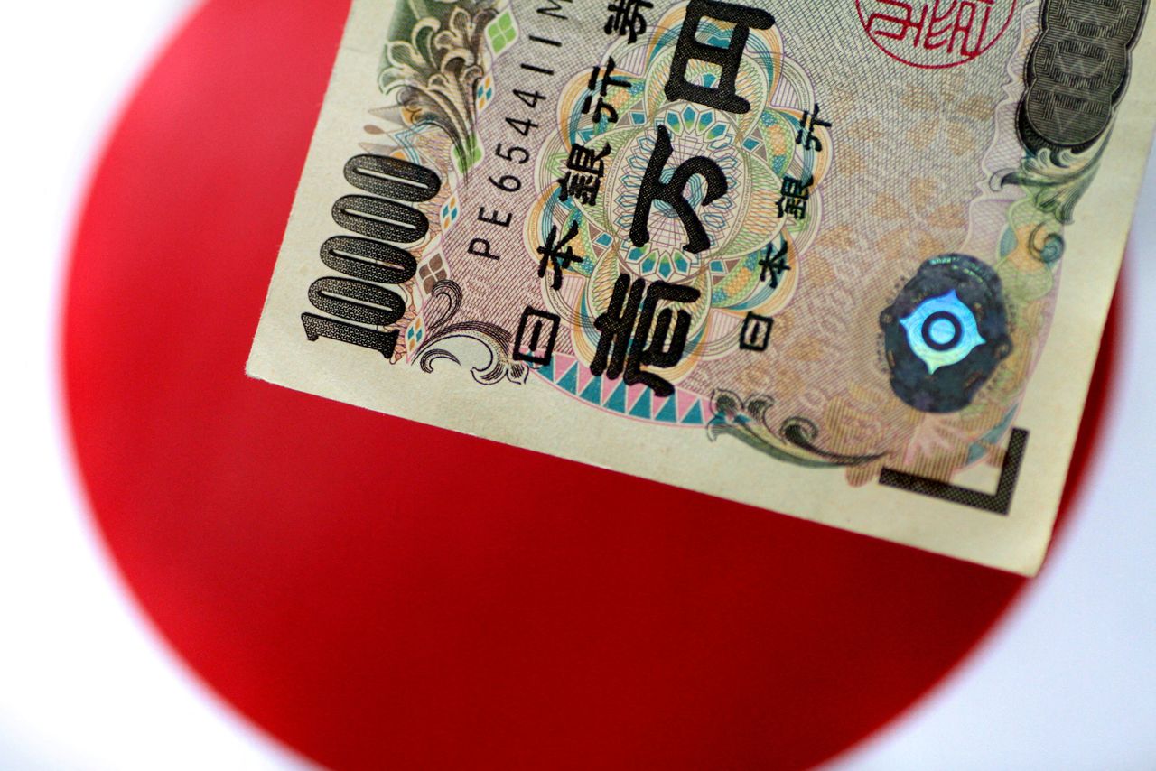 FILE PHOTO: A Japan yen note is seen in this illustration photo taken June 1, 2017. REUTERS/Thomas White/Illustration