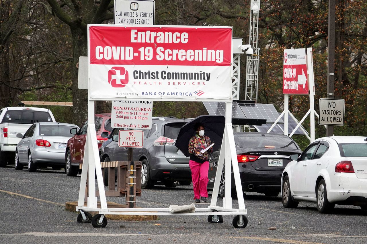 People wait in long lines for coronavirus disease (COVID-19) testing, as the Omicron variant continues to spread in Memphis, Tennessee, U.S., December 28, 2021. REUTERS/Karen Pulfer Focht