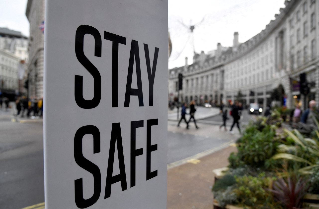 A public health sign is seen amidst the spread of the coronavirus disease (COVID-19) pandemic, in London, Britain, December 28, 2021. REUTERS/Toby Melville