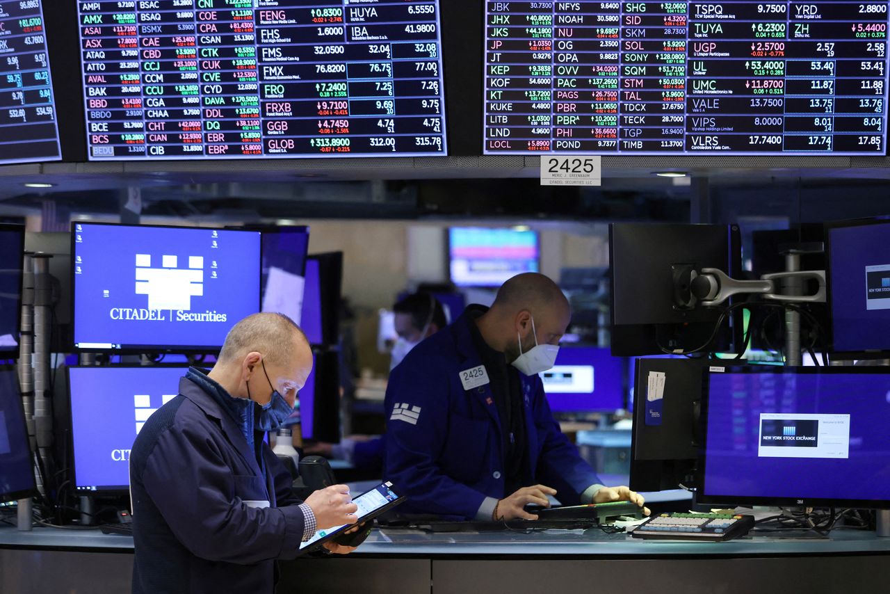 Traders work on the trading floor at the New York Stock Exchange (NYSE) in Manhattan, New York City, U.S., December 28, 2021. REUTERS/Andrew Kelly