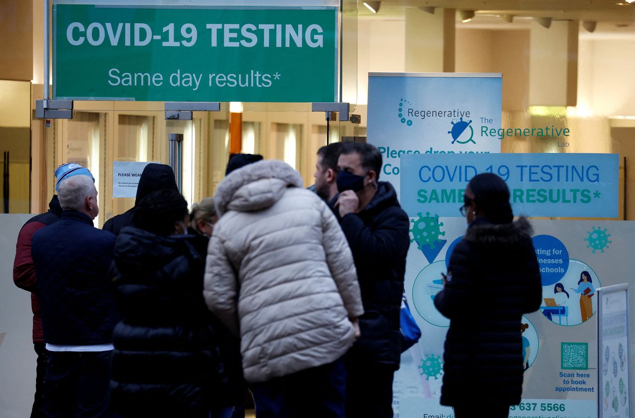 People wait outside a COVID-19 testing centre, amid the coronavirus disease (COVID-19) outbreak in Manchester, Britain, December 28 , 2021. REUTERS/Phil Noble