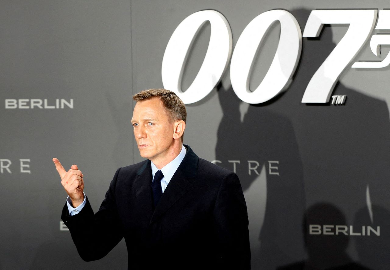 FILE PHOTO: Actor Daniel Craig poses on the red carpet at the German premiere of the James Bond 007 film "Spectre" in Berlin, Germany, October 28, 2015. REUTERS/Fabrizio Bensch