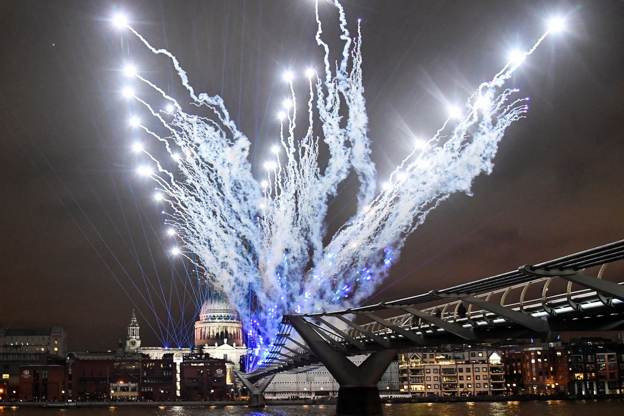 A light display to mark the New Year is seen over St Paul’s Cathedral, amidst the spread of the coronavirus disease (COVID-19) pandemic, in London, Britain, January 1, 2022. REUTERS/Toby Melville