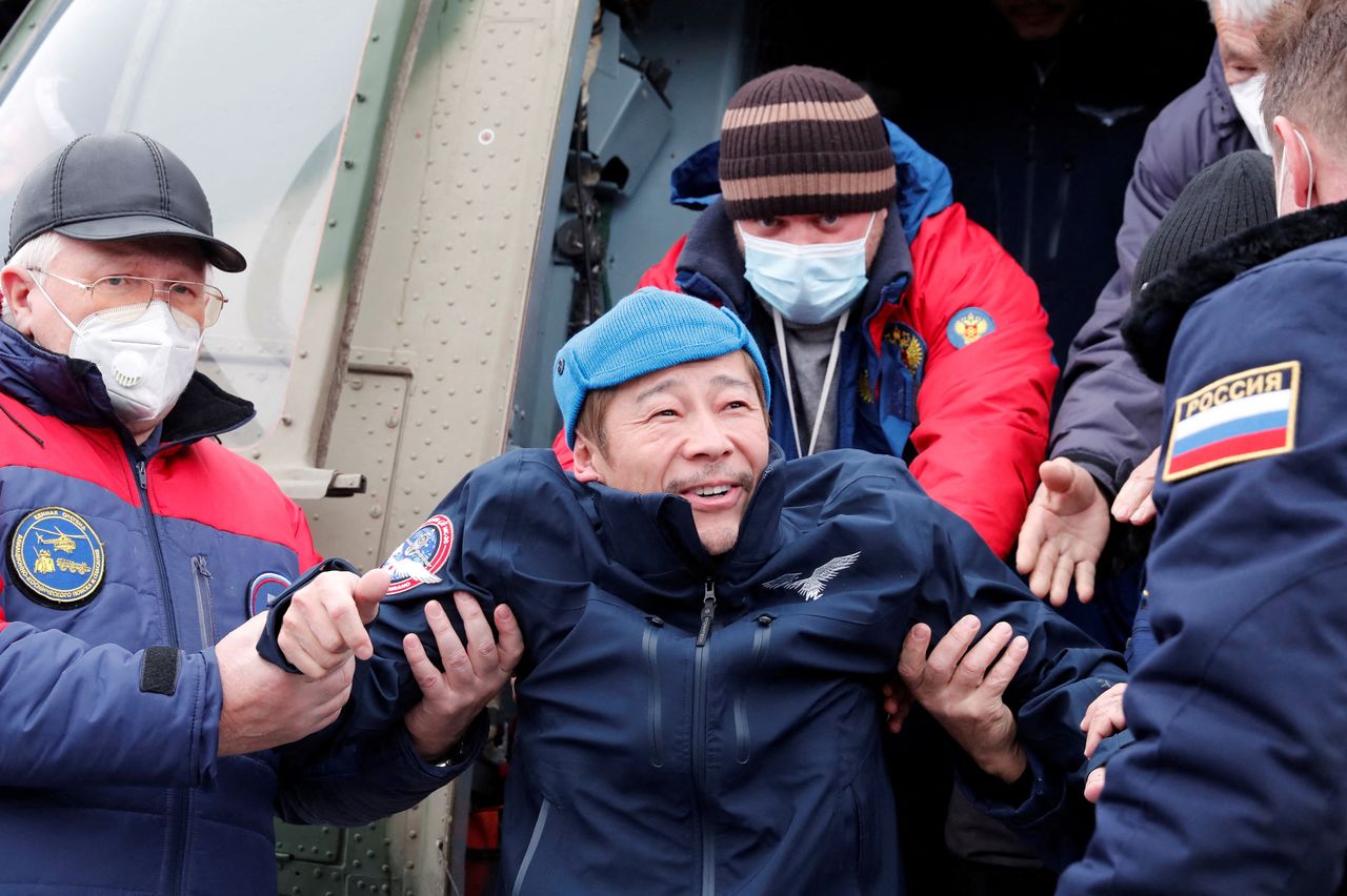 Maezawa Yūsaku returns from space, landing in Kazakhstan on December 20, 2021. (© Reuters)