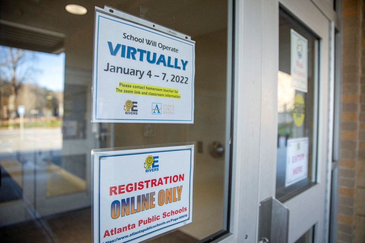 Signage displayed on the front entrance at E. Rivers Elementary School indicate that students will go remote to prevent the spread of coronavirus disease (COVID-19) as cases of the Omicron variant continue to surge in Atlanta, Georgia, U.S., January 3, 2022.  REUTERS/Alyssa Pointer