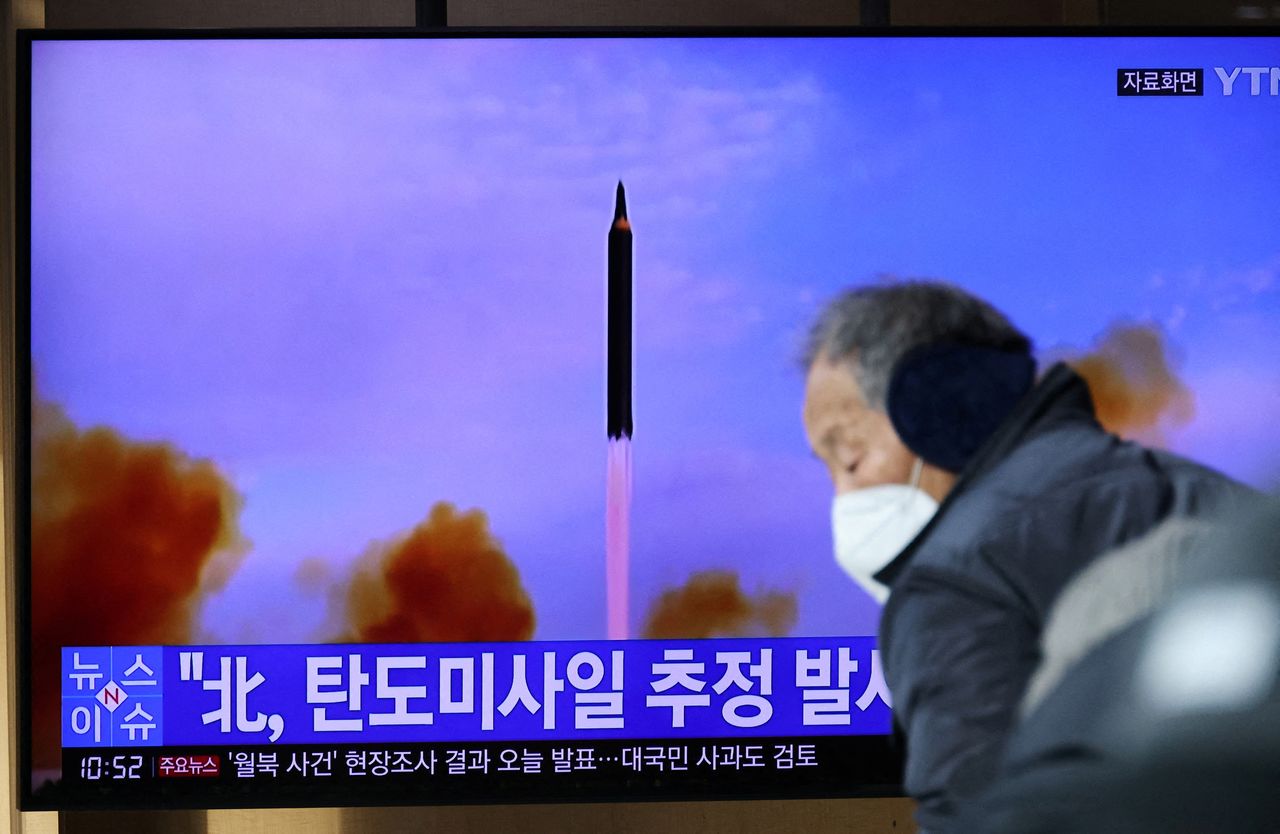 People watch a TV broadcasting file footage of a news report on North Korea firing a ballistic missile off its east coast, in Seoul, South Korea, January 5, 2022. REUTERS/Kim Hong-Ji