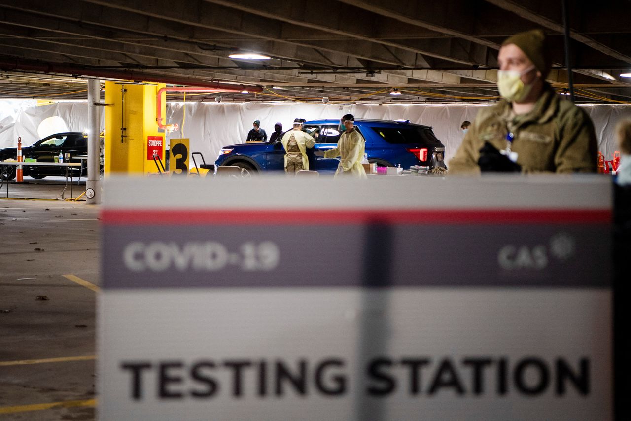 Members of the Ohio National Guard assist with administering coronavirus disease (COVID-19) tests in Columbus, Ohio, U.S., January 5, 2022.  REUTERS/Gaelen Morse
