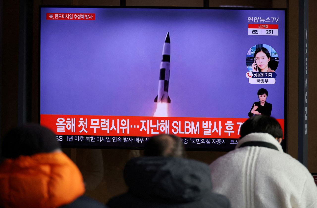 People watch a TV broadcasting file footage of a news report on North Korea firing a ballistic missile off its east coast, in Seoul, South Korea, January 5, 2022. REUTERS/Kim Hong-Ji