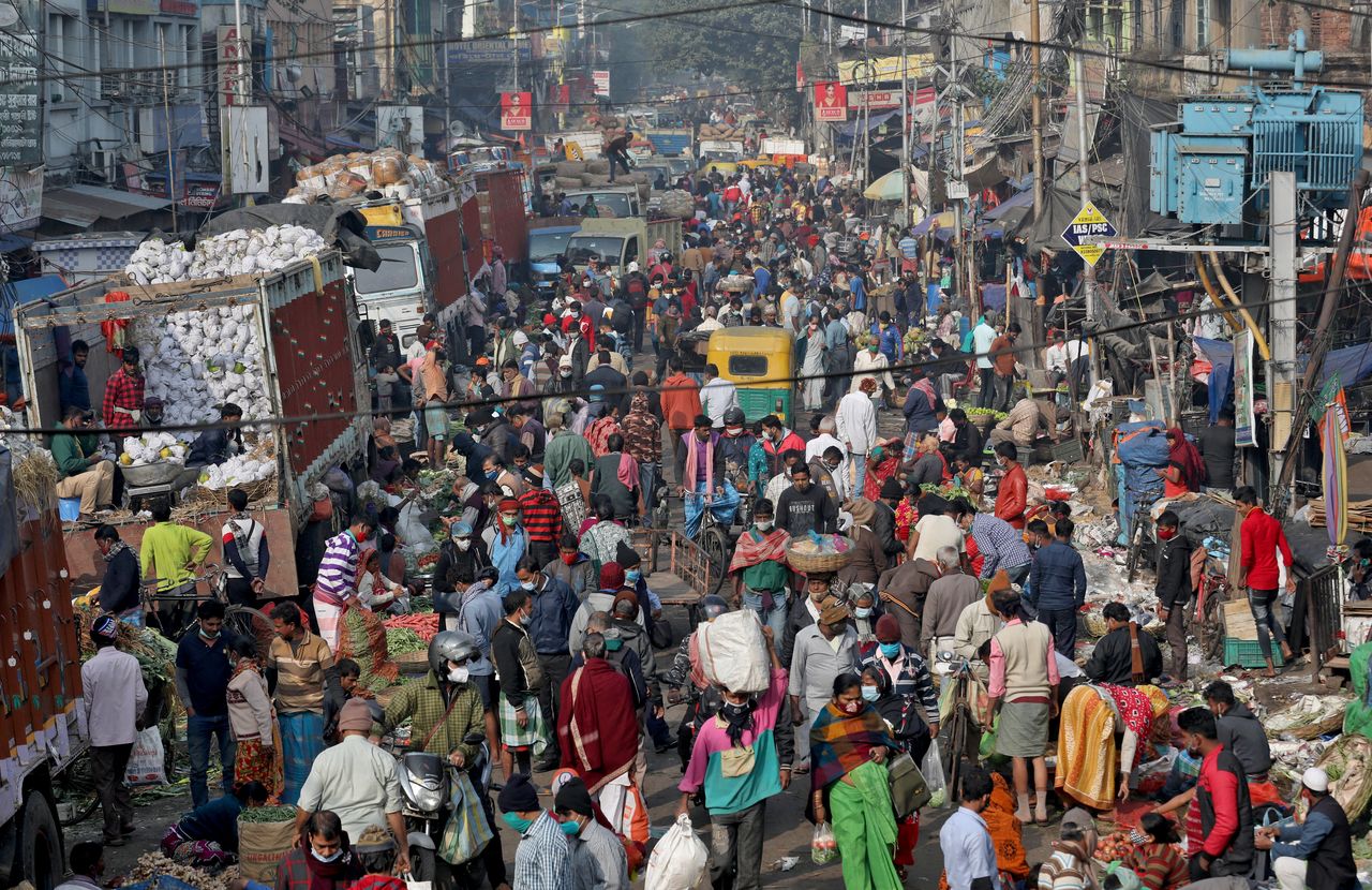 People shop in a crowded market amidst the spread of the coronavirus disease (COVID-19), in Kolkata, India, January 6, 2022. REUTERS/Rupak De Chowdhuri