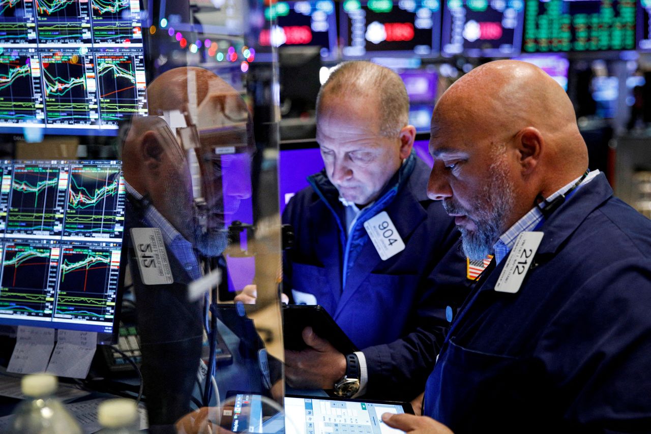 FILE PHOTO: Traders work on the floor of the New York Stock Exchange (NYSE) in New York City, U.S., November 29, 2021. REUTERS/Brendan McDermid