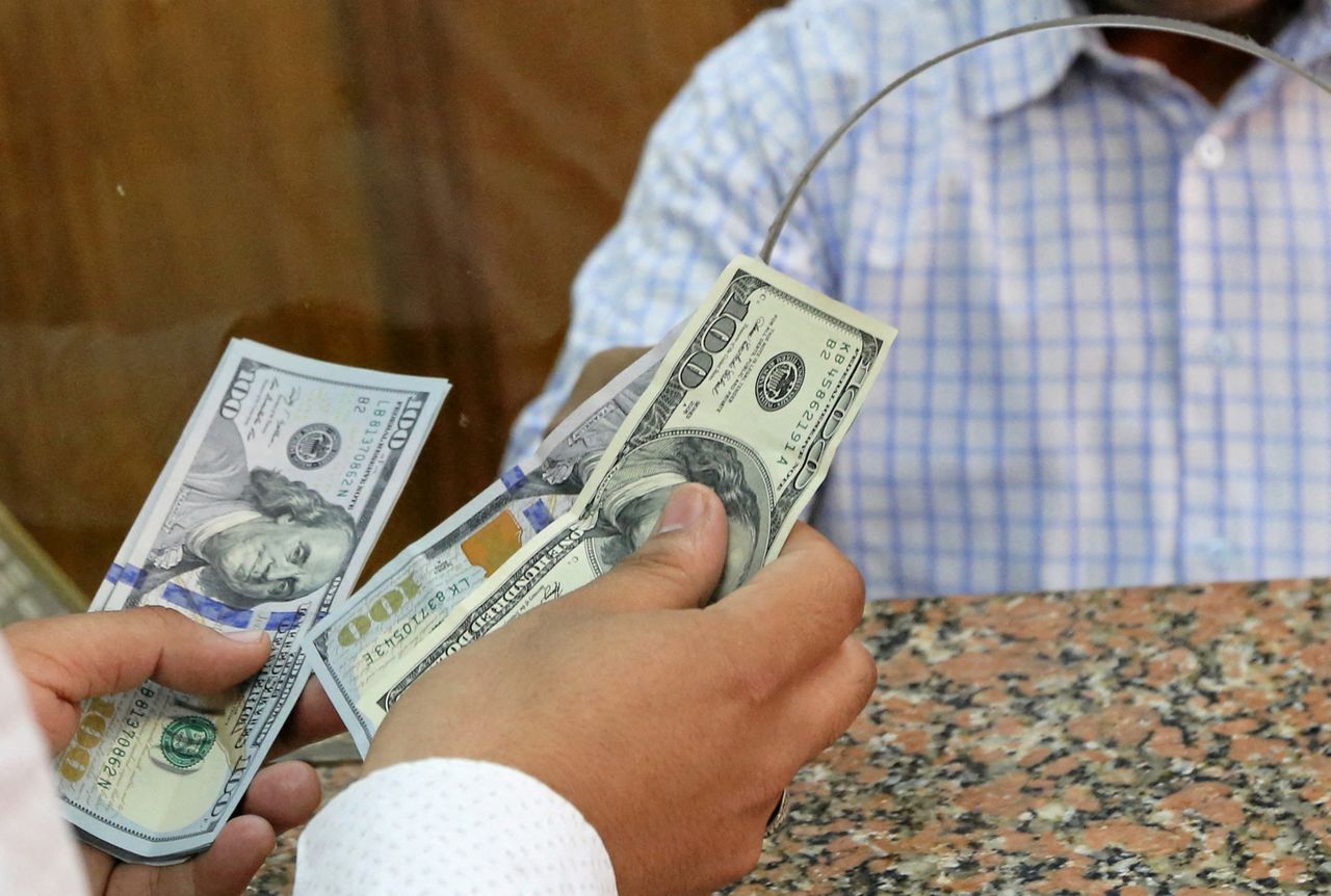 FILE PHOTO: A customer exchanges U.S. dollars to Egyptian pounds in a foreign exchange office in central Cairo, Egypt, November 3, 2016. REUTERS/Mohamed Abd El Ghany/File Photo