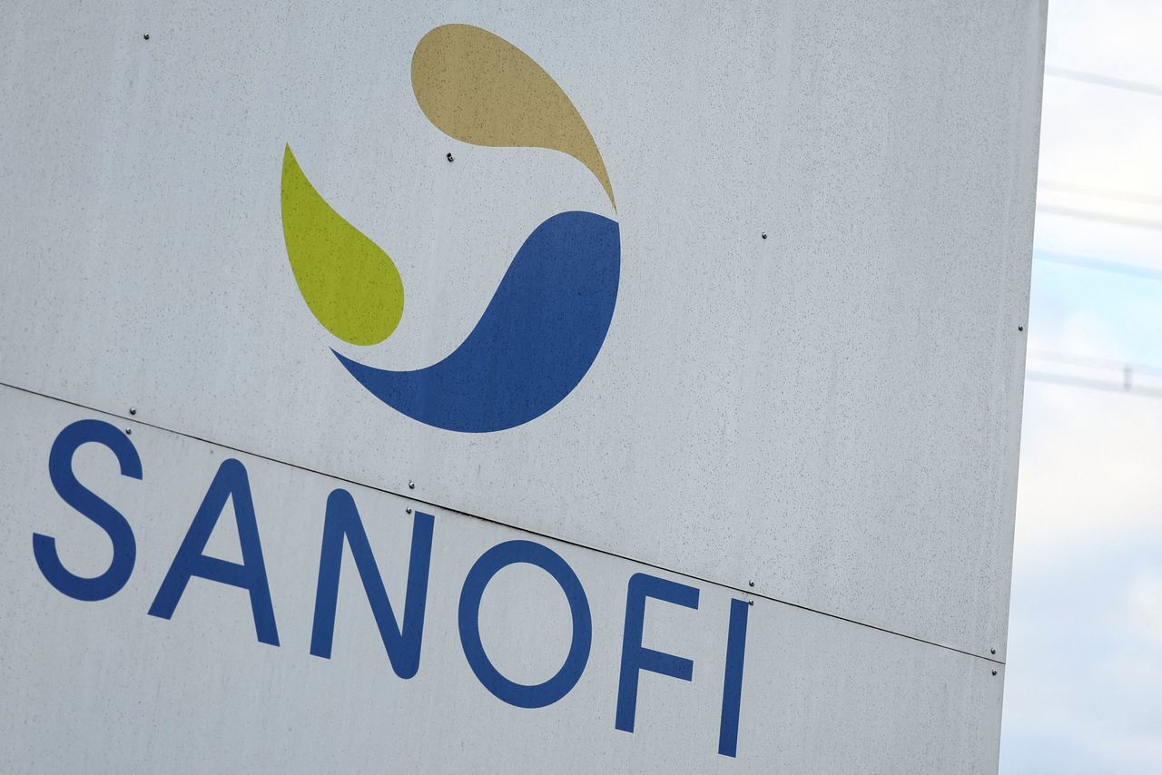 FILE PHOTO: The logo of Sanofi is seen, in front of a production site in Aramon, France, December 23, 2021. REUTERS/Sarah Meyssonnier