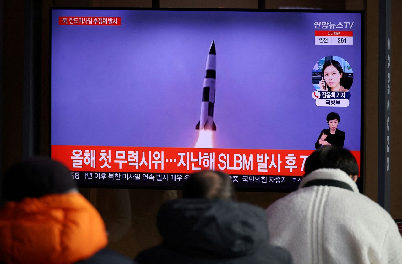 FILE PHOTO: People watch a TV broadcasting file footage of a news report on North Korea firing a ballistic missile off its east coast, in Seoul, South Korea, January 5, 2022.   REUTERS/Kim Hong-Ji/
