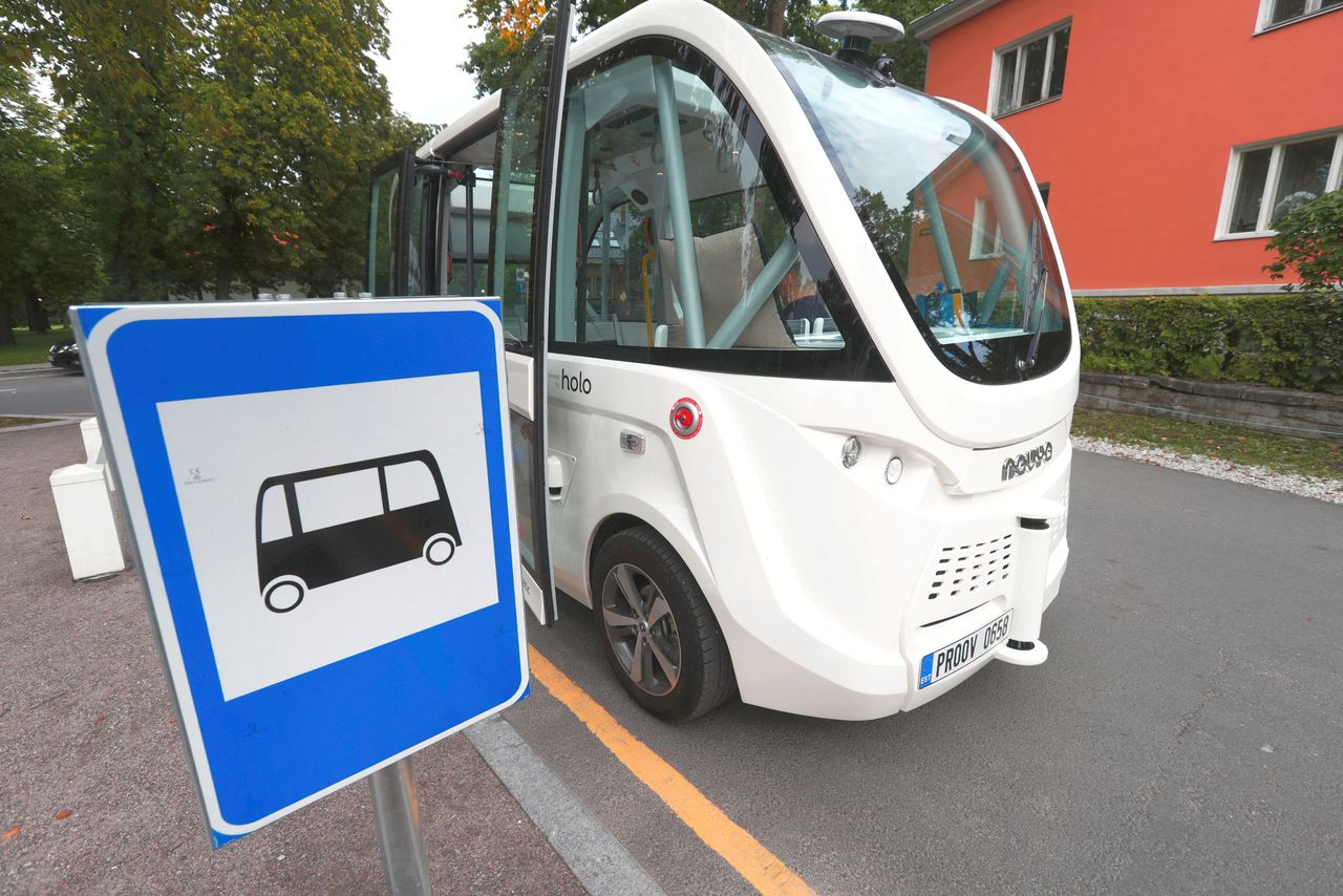 FILE PHOTO: A driverless electric public bus waits for passengers in Tallinn, Estonia September 5, 2019. Picture taken September 5, 2019. REUTERS/Ints Kalnins