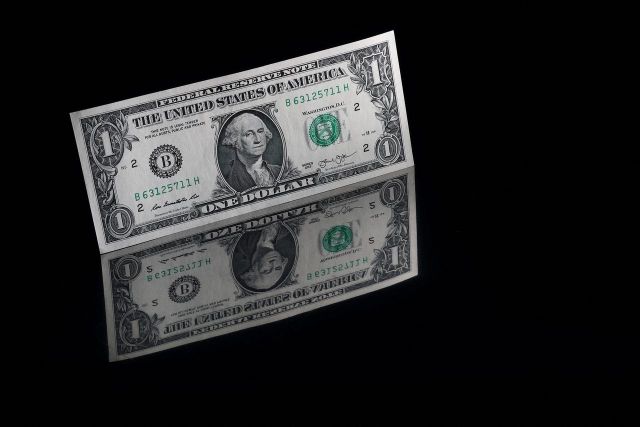 FILE PHOTO: A U.S. one dollar banknote is seen in this illustration taken November 23, 2021. REUTERS/Murad Sezer/Illustration