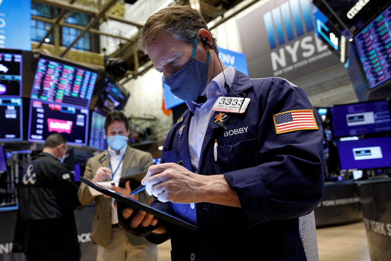 Traders work on the floor of the New York Stock Exchange (NYSE) in New York City, U.S., January 10, 2022.  REUTERS/Brendan McDermid
