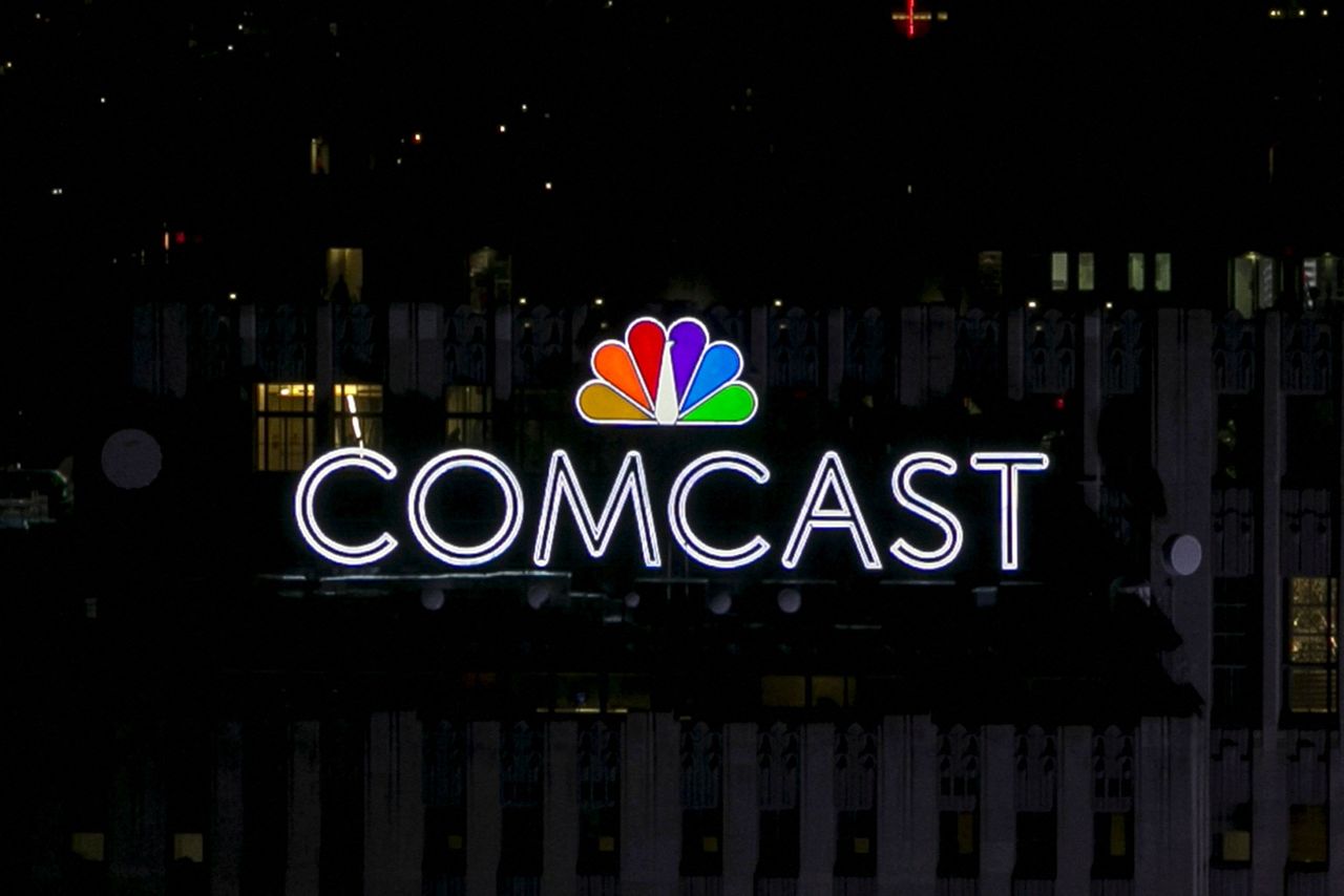 FILE PHOTO: The NBC and Comcast logo are displayed on top of 30 Rockefeller Plaza, formerly known as the GE building, in midtown Manhattan in New York July 1, 2015. REUTERS/Brendan McDermid