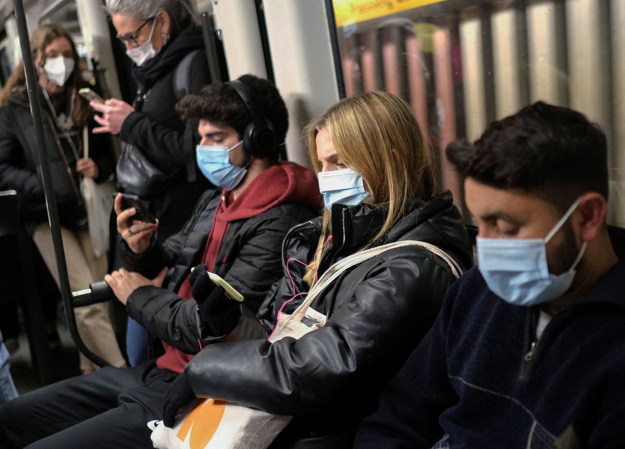 Commuters travel on an underground subway train, amid the outbreak of the coronavirus disease (COVID-19) and after Omicron has become the dominant coronavirus variant in Europe, in Barcelona, Spain January 12, 2022. REUTERS/Nacho Doce