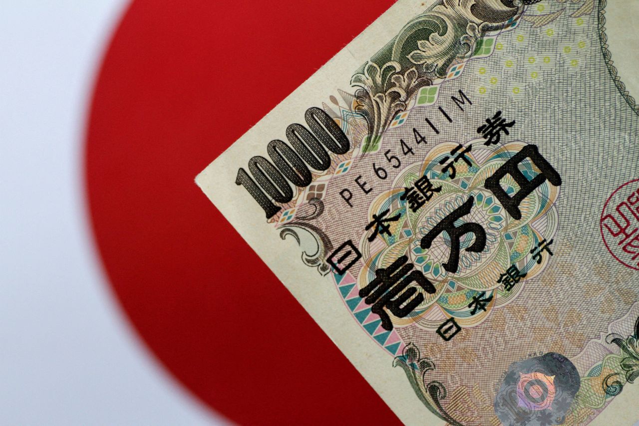 FILE PHOTO: A Japan Yen note is seen in this illustration photo taken June 1, 2017. REUTERS/Thomas White/Illustration