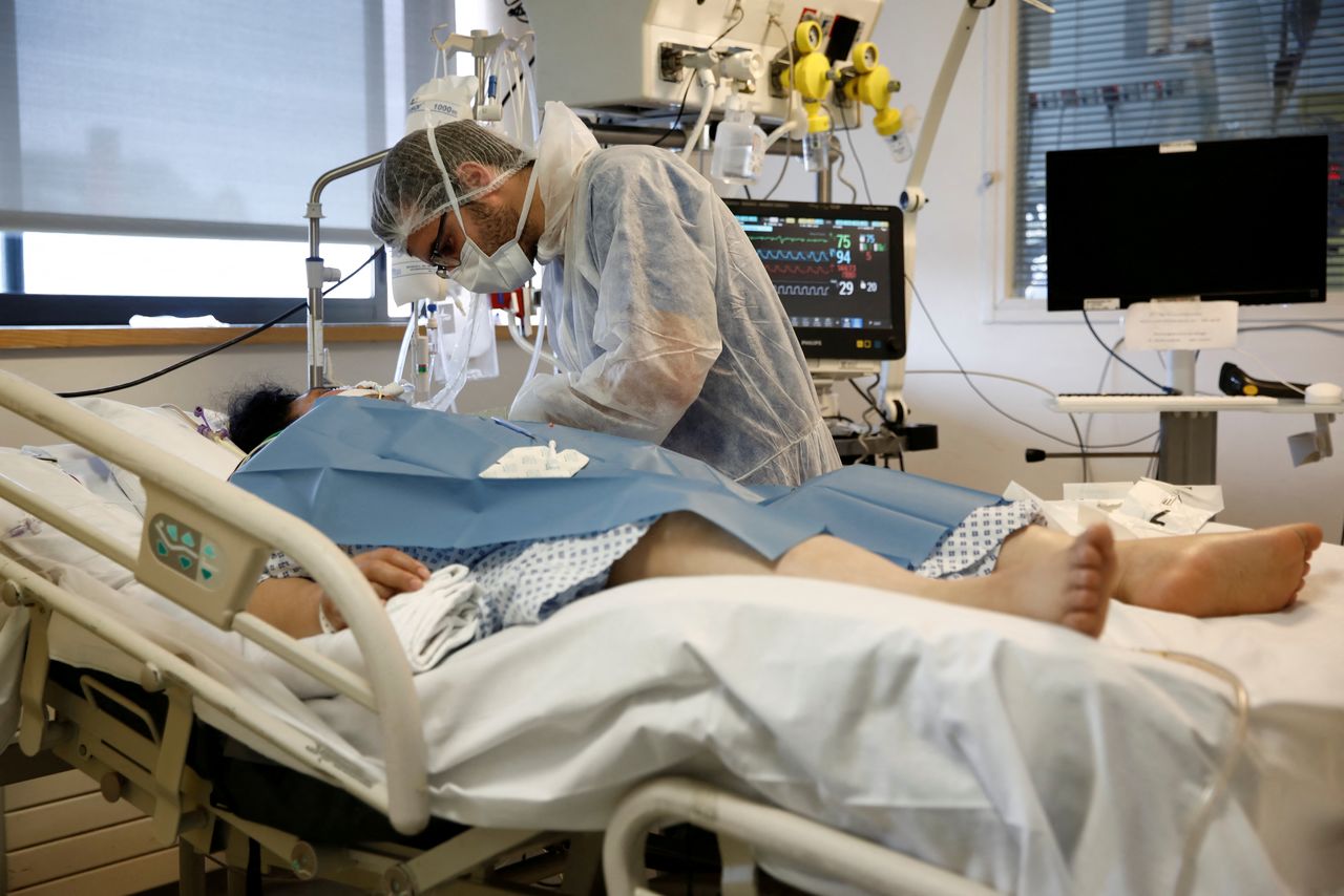 FILE PHOTO: A patient suffering from coronavirus disease (COVID-19) is treated at the intensive care unit at the Institut Mutualiste Montsouris (IMM) hospital in Paris as the spread of the coronavirus disease continues in France, April 6, 2020. REUTERS/Benoit Tessier