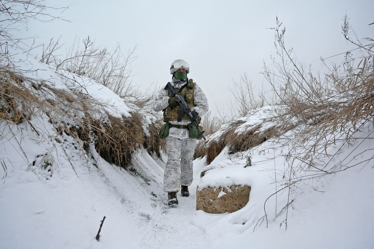 A service member of the Ukrainian armed forces walks at combat positions near the line of separation from Russian-backed rebels outside the town of Avdiivka in Donetsk Region, Ukraine January 25, 2022. REUTERS/Maksim Levin