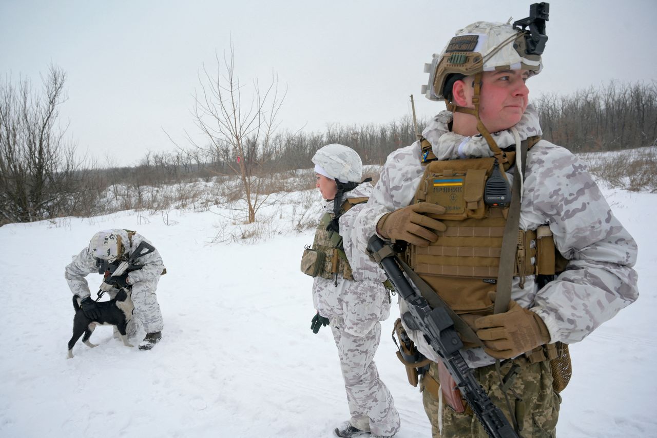 Service members of the Ukrainian armed forces are seen at combat positions near the line of separation from Russian-backed rebels outside the town of Avdiivka in Donetsk Region, Ukraine January 25, 2022. REUTERS/Maksim Levin