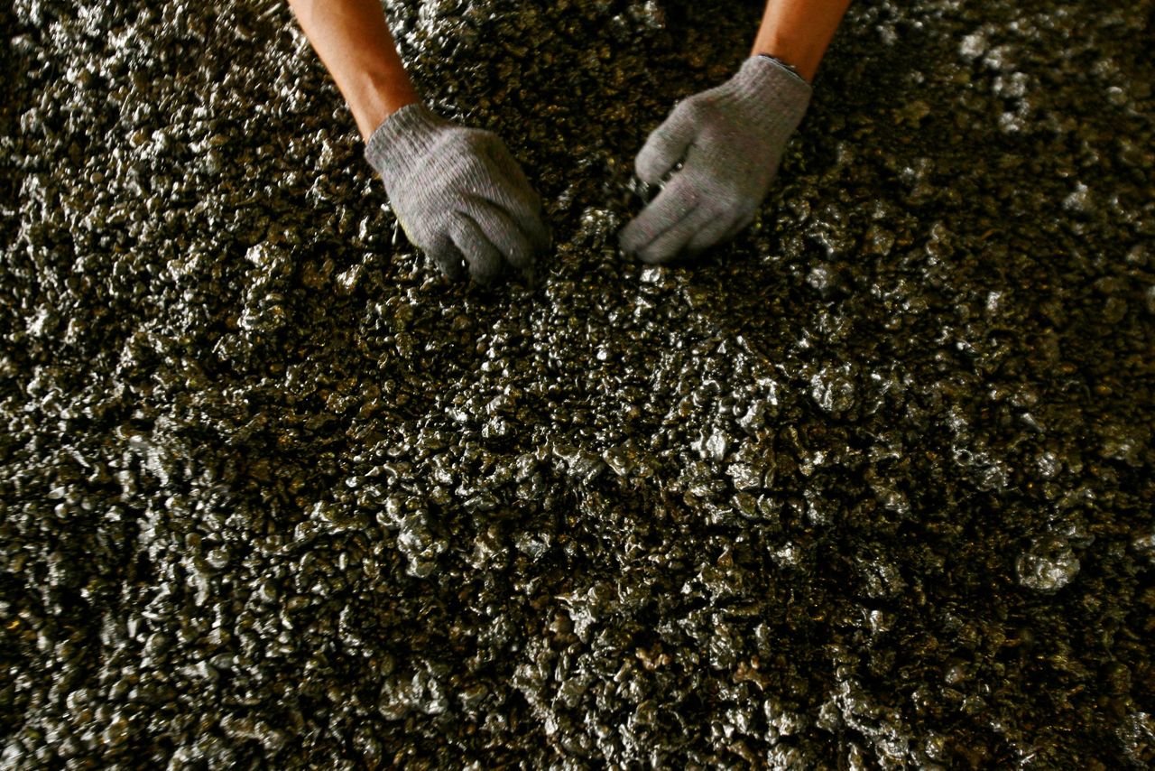FILE PHOTO: A worker displays nickel ore in a ferronickel smelter owned by state miner Aneka Tambang Tbk at Pomala district, Indonesia, March 30, 2011. REUTERS/Yusuf Ahmad