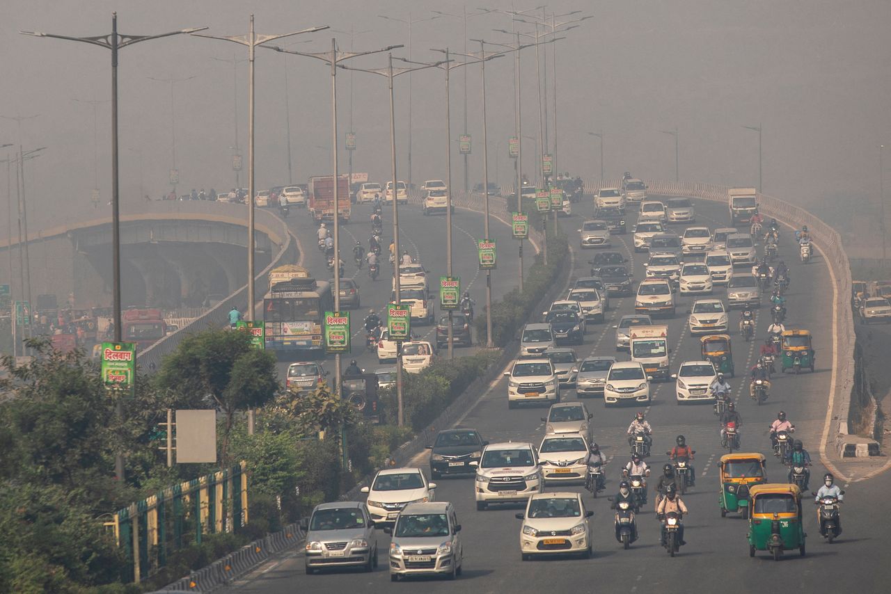 FILE PHOTO: Traffic moves on a smoggy morning in New Delhi, India, October 23, 2020. REUTERS/Danish Siddiqui/File Photo