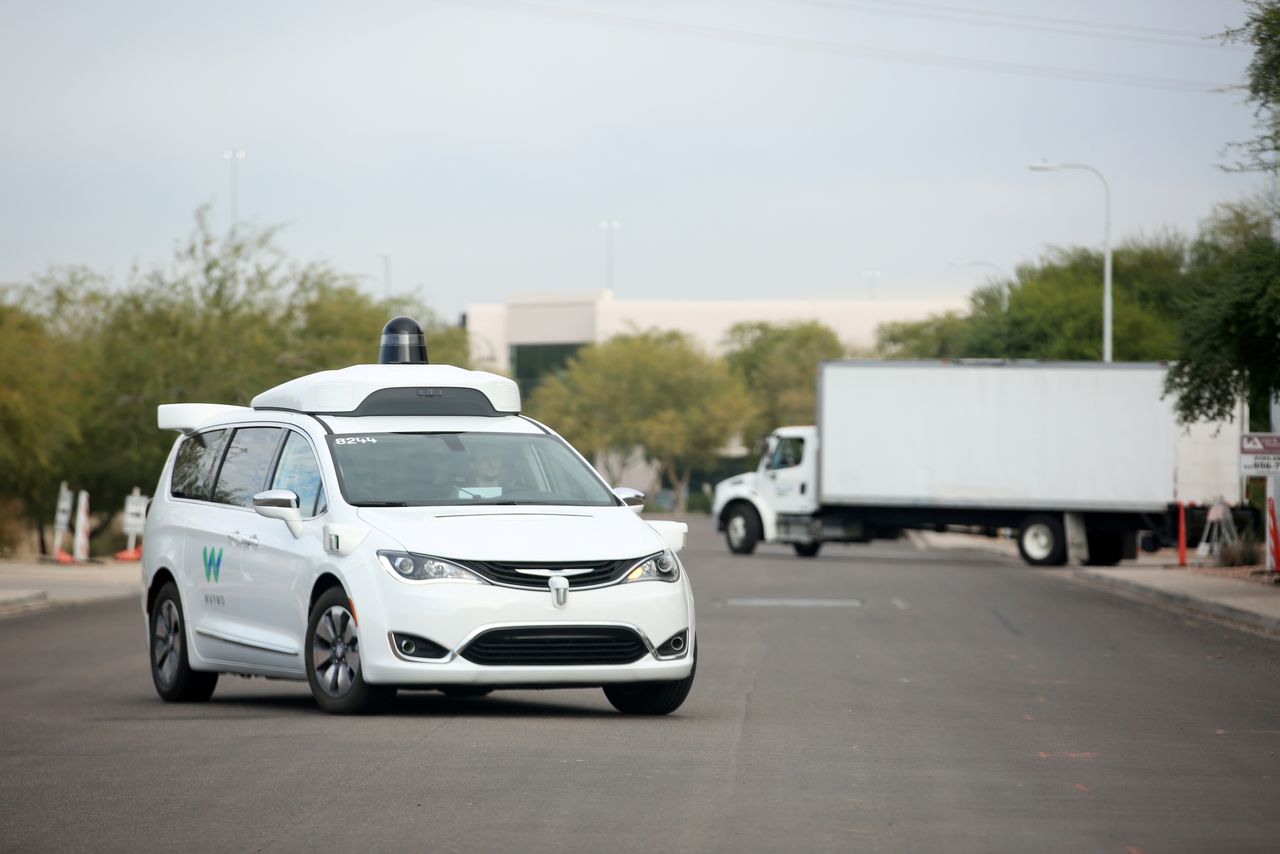 FILE PHOTO: A Waymo Chrysler Pacifica Hybrid self-driving vehicle returns to a depot in Chandler, Arizona, November 29, 2018. REUTERS/Caitlin O’Hara