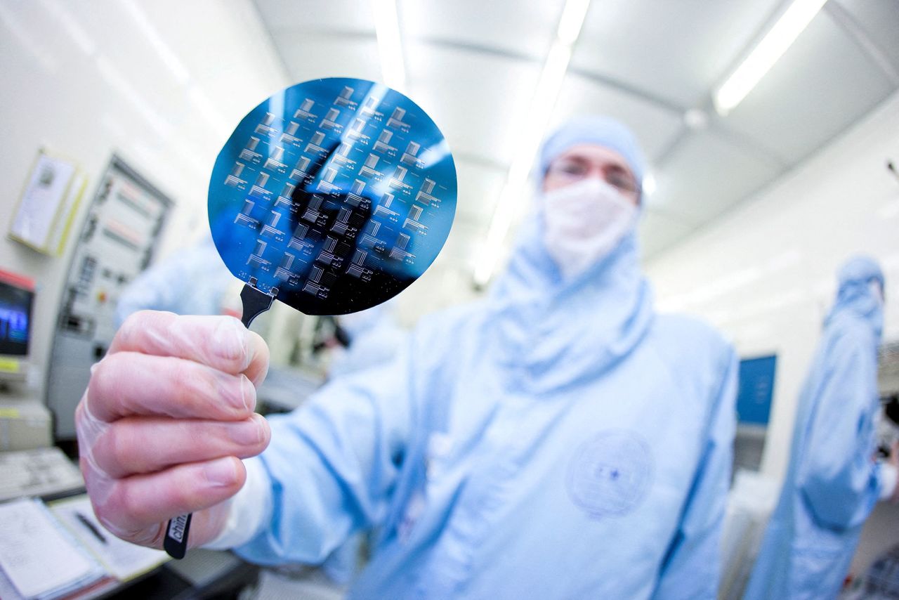 FILE PHOTO: A scientist presents a silicon wafer during a media presentation in one of the low particle pollution nanofabrication clean rooms of the Swiss Federal Institute of Technology (EPFL) in Ecublens, near Lausanne May 16, 2011. REUTERS/Valentin Flauraud/File Photo