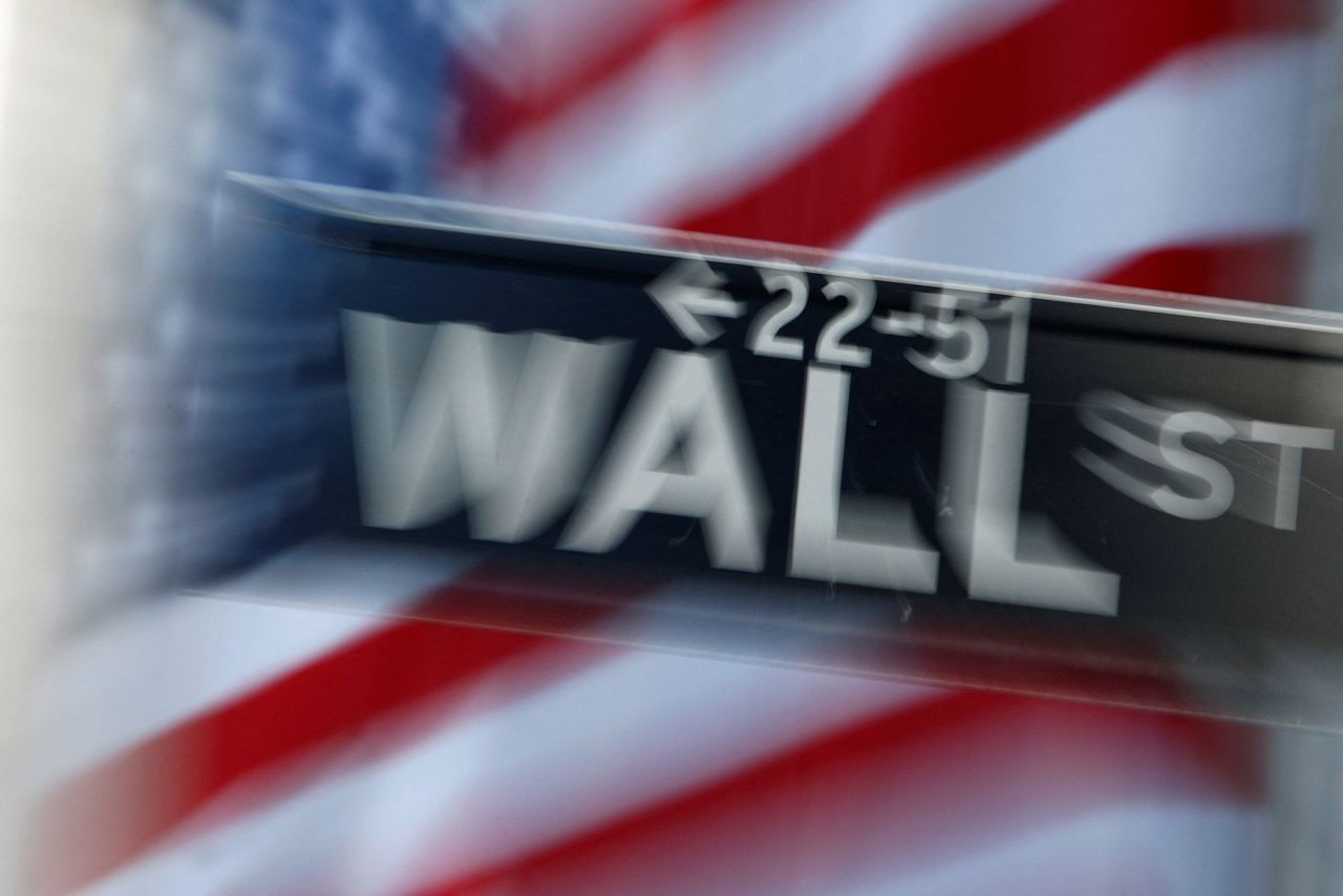 FILE PHOTO: A street sign on Wall Street outside the New York Stock Exchange September 18, 2007.  REUTERS/Brendan McDermid/File Photo
