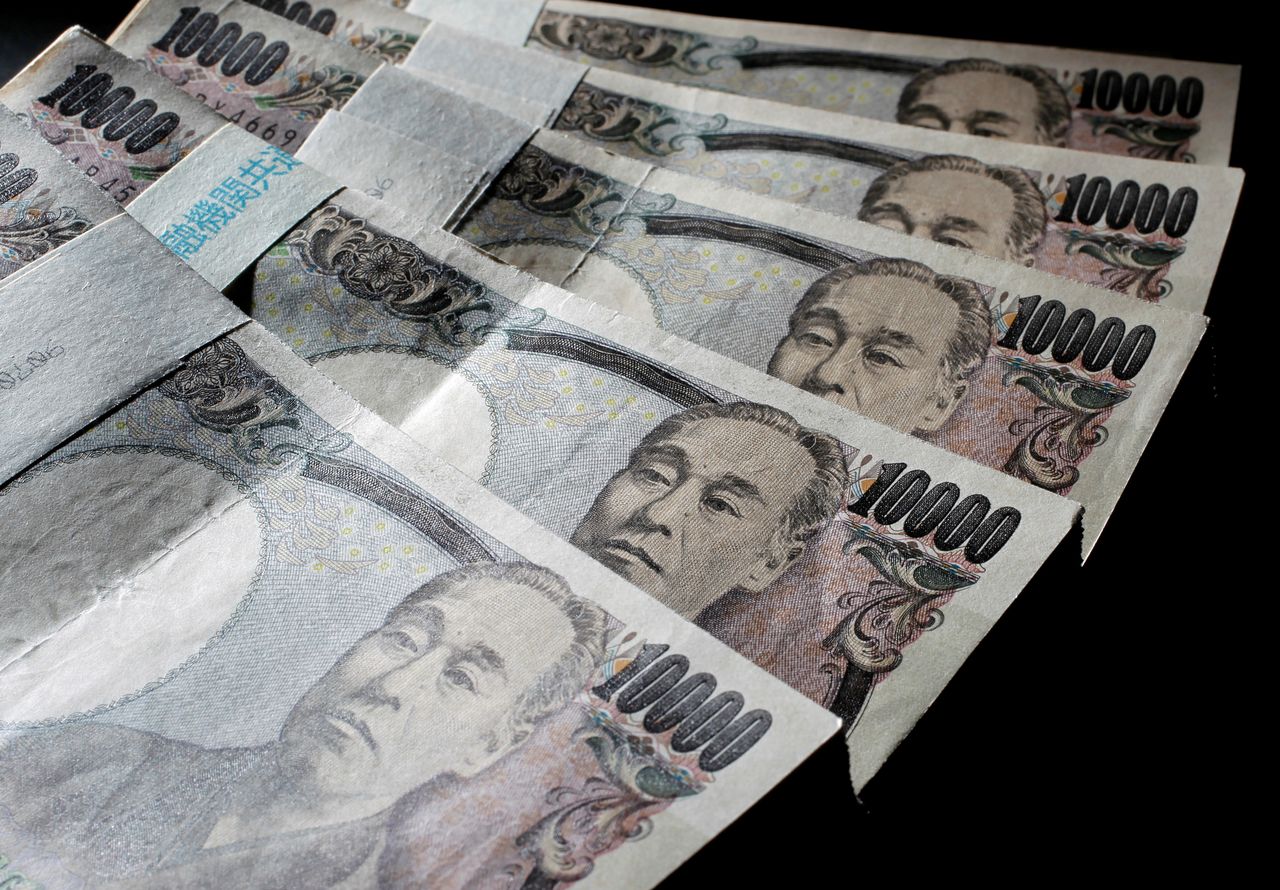 FILE PHOTO: Illustrative picture shows Japanese 10,000 yen bank notes spread out at an office of World Currency Shop in Tokyo in this August 9, 2010 illustrative picture. REUTERS/Yuriko Nakao