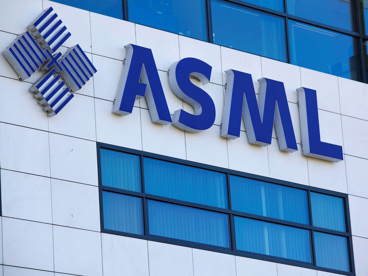 FILE PHOTO: The company logo of Dutch chipmakers ASML is seen on the headquarters in Veldhoven, October 14, 2009. REUTERS/Michael Kooren