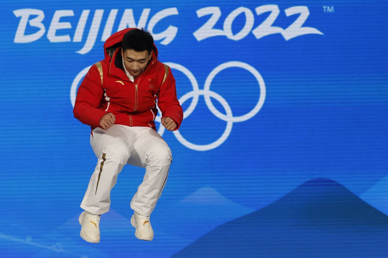 2022 Beijing Olympics - Victory Ceremony - Speed Skating - Men