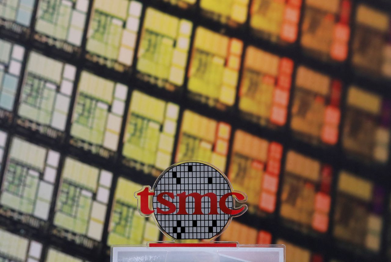 FILE PHOTO: A logo of Taiwan Semiconductor Manufacturing Co (TSMC) is seen at its headquarters in Hsinchu, Taiwan August 31, 2018. REUTERS/Tyrone Siu