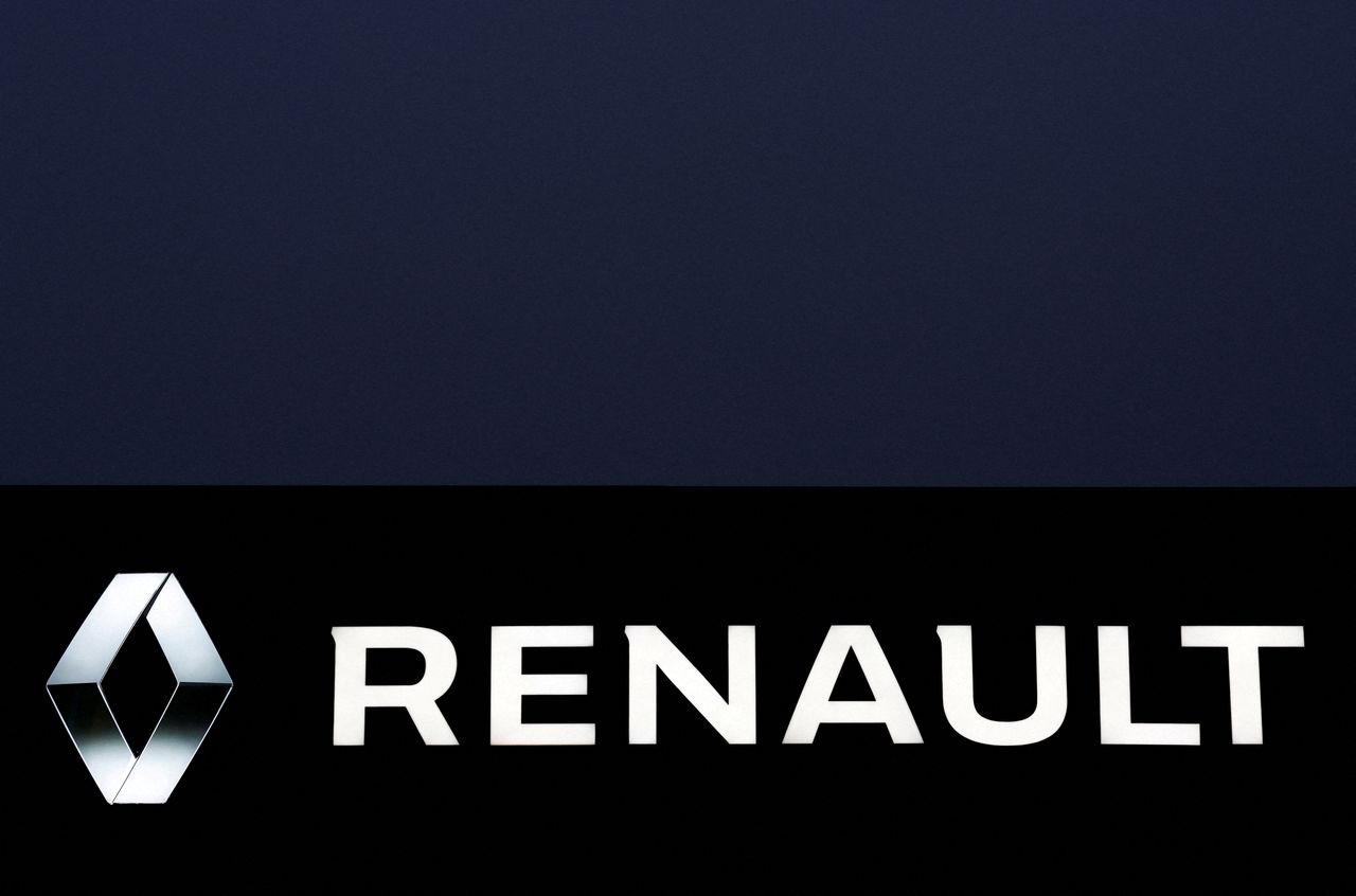 FILE PHOTO: The logo of Renault carmaker is pictured at a dealership in Vertou, near Nantes, France, January 17, 2022. REUTERS/Stephane Mahe