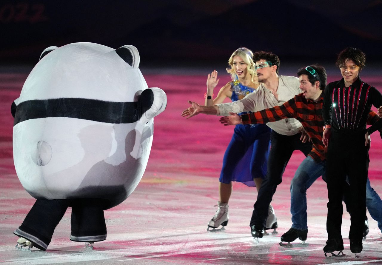 2022 Beijing Olympics - Figure Skating - Exhibition Gala - Capital Indoor Stadium, Beijing, China - February 20, 2022. Piper Gilles of Canada and Paul Poirier of Canada, Keegan Messing of Canada and Shoma Uno of Japan with Bing Dwen Dwen, the mascot of the Beijing 2022 Winter Olympics during the exhibition gala. REUTERS/Aleksandra Szmigiel